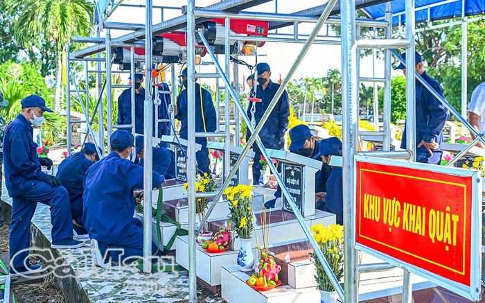 Lực lượng chuyên trách tiến hành khai quật lấy mẫu HCLS.