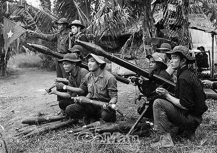 Ðơn vị pháo binh của Tiểu đoàn U Minh 2 - Cà Mau thao tác loại vũ khí tự tạo lăn xà bom. (Ảnh tư liệu)
