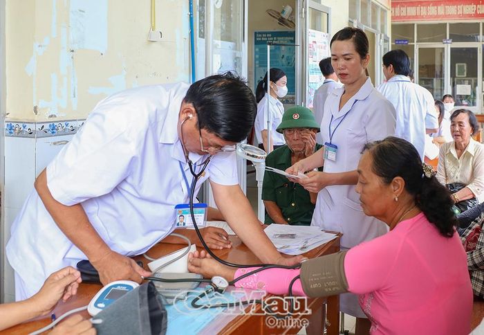 Cán bộ Trạm Y tế xã Định Thành khám sàng lọc cho người dân.