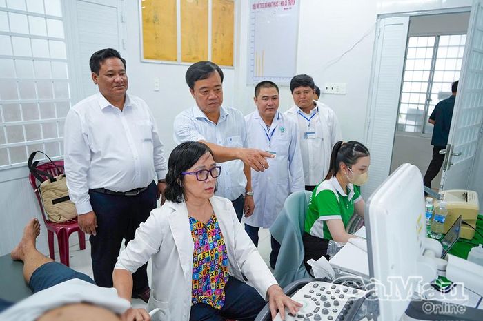  Đồng chí Huỳnh Quốc Việt, Phó Bí thư Thường trực Tỉnh ủy (thứ hai từ trái sang), kiểm tra các phòng chức năng phục vụ khám cận lâm sàng cho người dân.