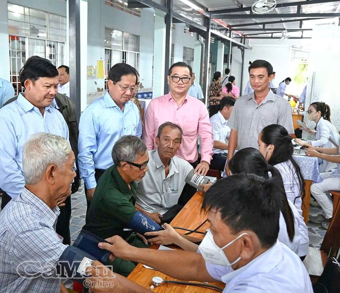 Đồng chí Lê Thanh Triều, Ủy viên Ban Thường vụ Tỉnh ủy, Phó Chủ tịch Thường trực Ủy ban MTTQ Việt Nam tỉnh Cà Mau, thăm hỏi người dân tham gia khám sức khỏe tại Xã Lương Thế Trân.