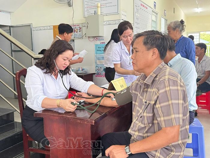 Người dân được các y, bác sĩ khám, tư vấn sức khỏe tại lễ ra quân đợt 4 của xã Vĩnh Hậu.