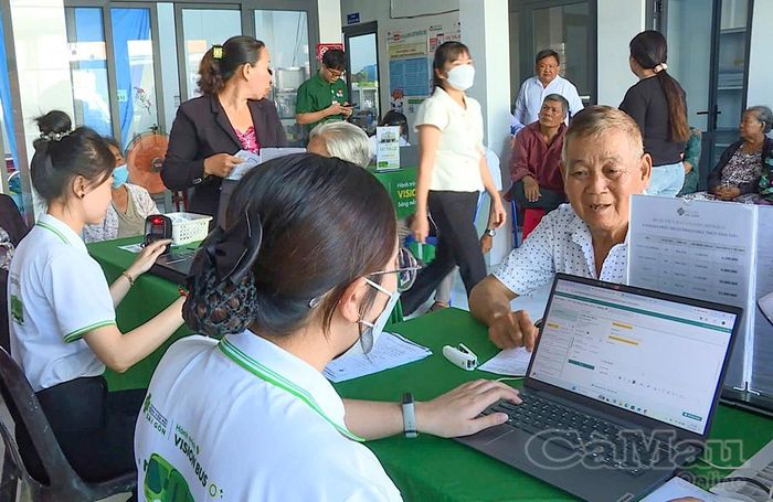  Đông đảo người dân Xã Hồng Dân đến khám sức khỏe trong sáng 11/7.
