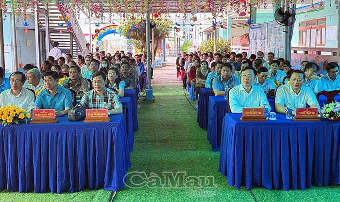 Đồng chí Huỳnh Hữu Trí, Ủy viên Ban Thường vụ Tỉnh ủy, Chủ nhiệm Ủy ban Kiểm tra Tỉnh ủy (hàng đầu, thứ hai từ phải sang) và đại biểu tham dự lễ ra quân tại xã Vĩnh Hậu.