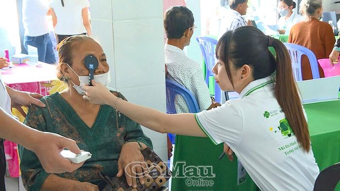 Người dân Xã Hồng Dân được khám sàng lọc các bệnh lý về mắt miễn phí. 
