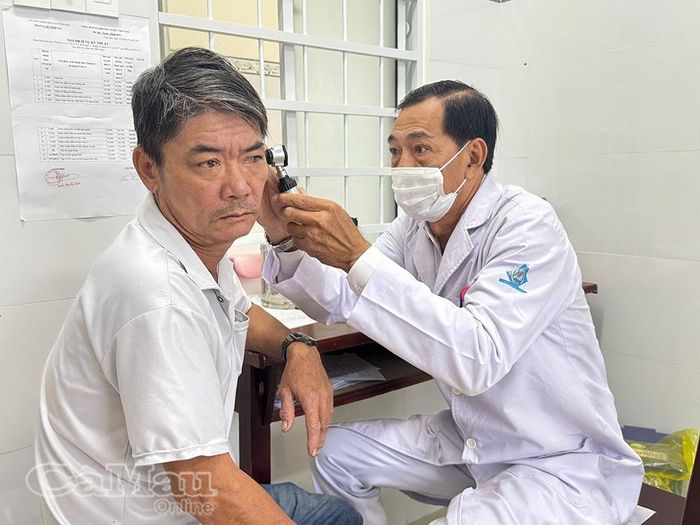 Bác sĩ tại Trạm Y tế xã Vĩnh Hậu khám sức khỏe cho người dân.