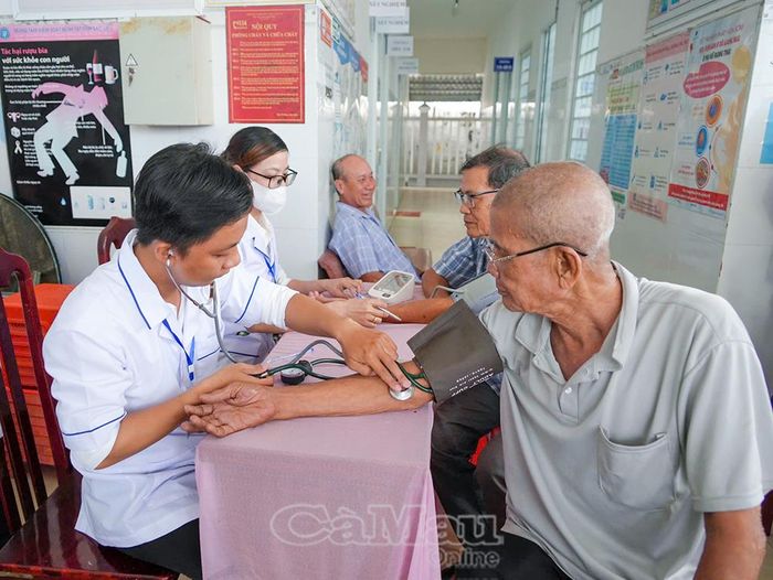  Các y, bác sĩ thực hiện khám lâm sàng cho người dân.