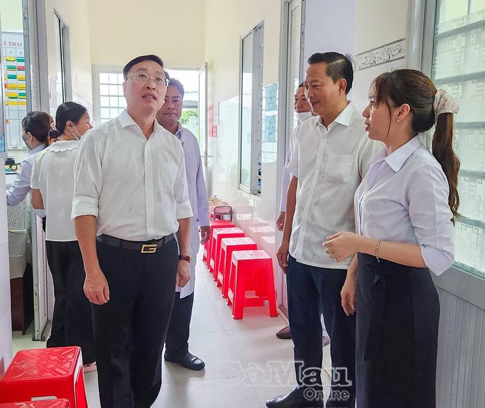 Đồng chí Huỳnh Hữu Trí, Ủy viên Ban Thường vụ Tỉnh ủy, Chủ nhiệm Ủy ban Kiểm tra Tỉnh ủy, khảo sát thực tế tại Trạm Y tế xã Vĩnh Hậu.