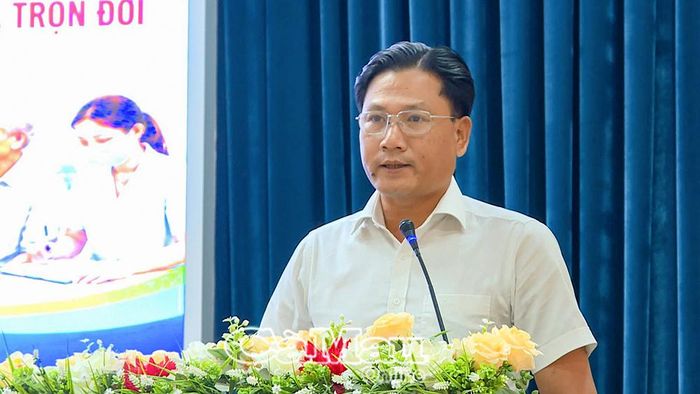  Đồng chí Nguyễn Đồng Khởi, Phó Chủ tịch UBND Xã Hồng Dân, phát biểu tại lễ ra quân.