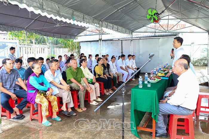 Đông đảo người dân xã Định Thành tham gia đăng ký khám sàng lọc sức khỏe.