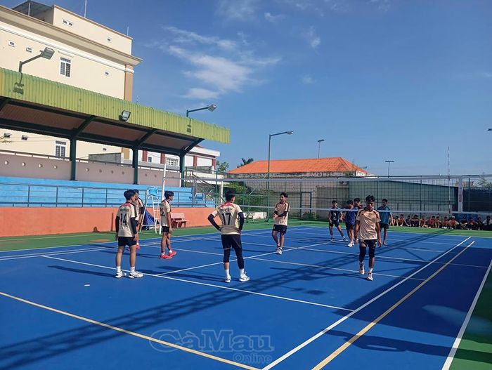 Sau lễ khai mạc, các vận động viên bước vào tranh tài môn bóng chuyền. 