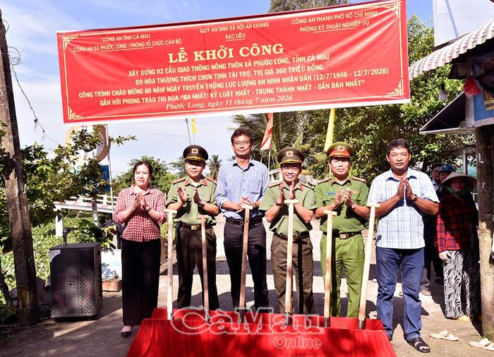 Đại biểu thực hiện nghi thức khởi công xây dựng 2 cầu giao thông nông thôn trên địa bàn xã Phước Long.