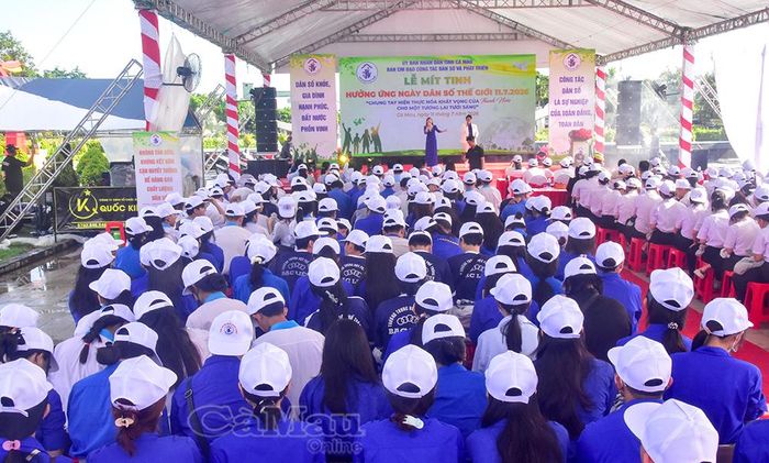 Đông đảo đoàn viên, thanh niên và người dân dự lễ.