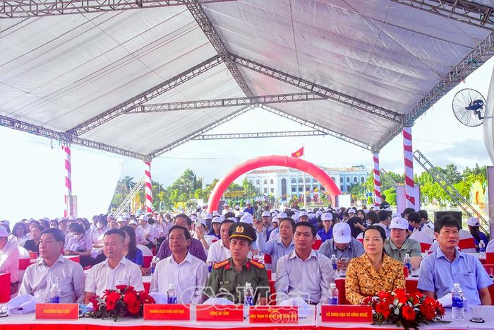 Ông Nguyễn Chí Thanh, Giám đốc Sở Y tế, Thường trực Ban Chỉ đạo công tác Dân số và Phát triển tỉnh Cà Mau (bìa trái), cùng các đại biểu dự lễ mít tinh.