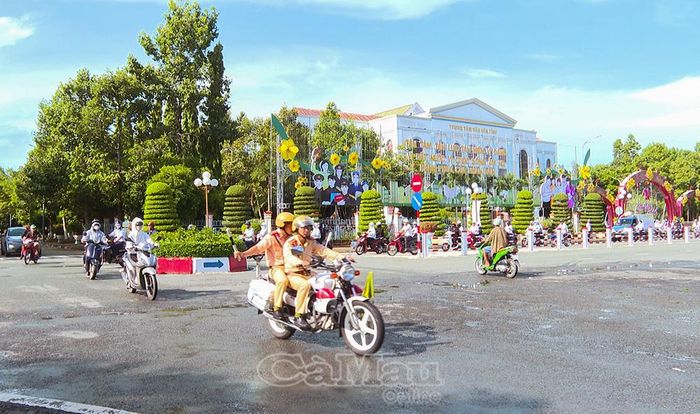 Đoàn xe diễu hành tuyên truyền hưởng ứng Ngày Dân số Thế giới trên các tuyến đường chính của phường Bạc Liêu.