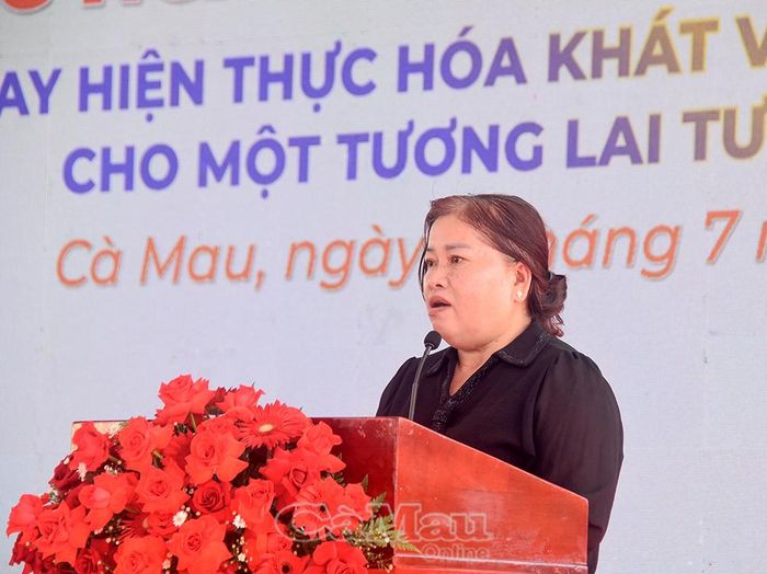 Bà Nguyễn Thị Mỹ Hạnh, đại diện người dân, phát biểu tại lễ mít tinh.