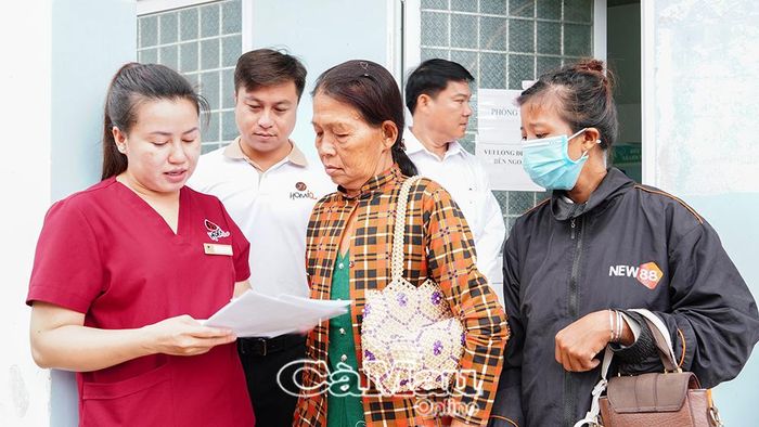 Nhân viên y tế Phòng khám Đa khoa Hòa Minh hướng dẫn người dân thực hiện các bước khám sức khỏe.