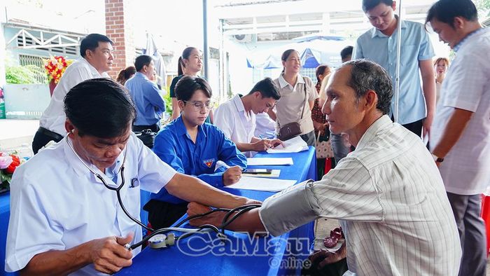  Lực lượng y, bác sĩ các đơn vị y tế khám sức khỏe cho người dân ngay sau lễ ra quân.