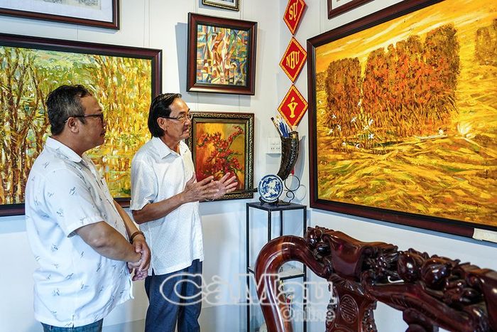 Không gian trưng bày tranh tại nhà vườn của Họa sĩ Dư Minh Chiến là điểm hẹn của những người yêu mỹ thuật và du khách khi đến với Cà Mau.
