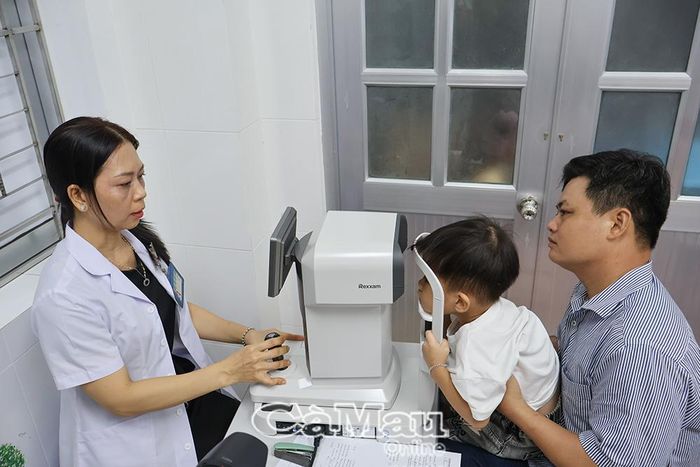 Bác sĩ chuyên khoa thực hiện khám sàng lọc lác (lé) và sụp mi mắt cho bệnh nhi, tại Bệnh viện Sản - Nhi Cà Mau.