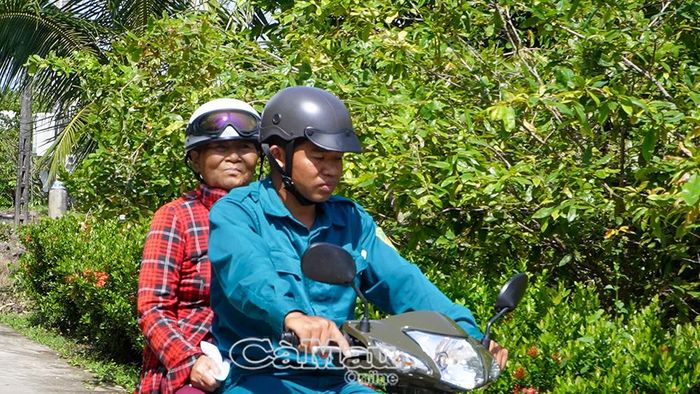  Đoàn viên, thanh niên xã Trí Phải nhiệt tình đưa đón người cao tuổi đến điểm khám sức khỏe.