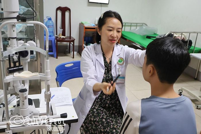 Bên cạnh khám sàng lọc sụp mi và lác mắt, các bác sĩ còn tầm soát các bệnh lý về mắt khác ở trẻ nhỏ.