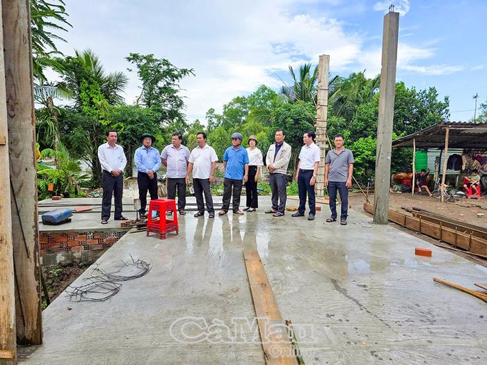 Phó Chủ tịch Thường trực Ủy ban MTTQ Việt Nam tỉnh Cà Mau Lê Thanh Triều (thứ hai từ trái sang) cùng đoàn công tác trao đổi với chủ hộ và đơn vị thi công về tiến độ, chất lượng công trình nhà ở. 