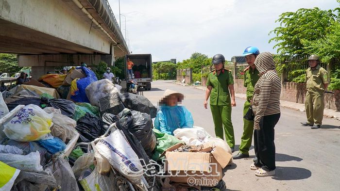 Lực lượng công an và trật tự đô thị phường Bạc Liêu tiến hành làm việc và yêu cầu người phụ nữ chấm dứt hành vi tập kết rác trái phép dưới chân cầu Tôn Đức Thắng.