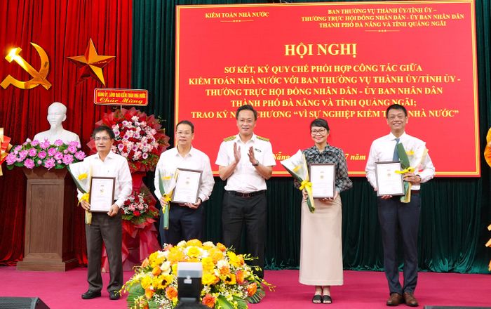 Tổng Kiểm toán nhà nước Nguyễn Hữu Nghĩa trao “Kỷ niệm chương vì sự nghiệp phát triển Kiểm toán nhà nước” cho các đồng chí lãnh đạo địa phương - Ảnh Hồng Thoan