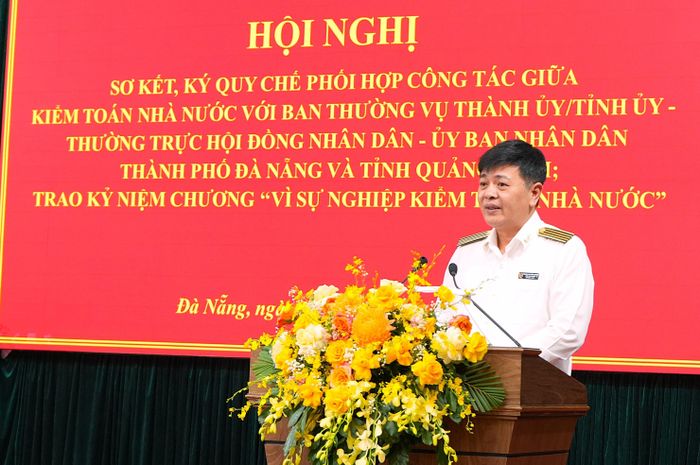 Kiểm toán trưởng Kiểm toán nhà nước khu vực III Vương Nguyên Lượng báo cáo sơ kết Quy chế phối hợp công tác - Ảnh: Hồng Thoan