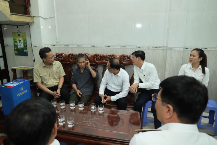 Đoàn công tác đến thăm, trao quà ông Ngô Văn Chiến (người hoạt động cách mạng bị địch bắt tù đày).