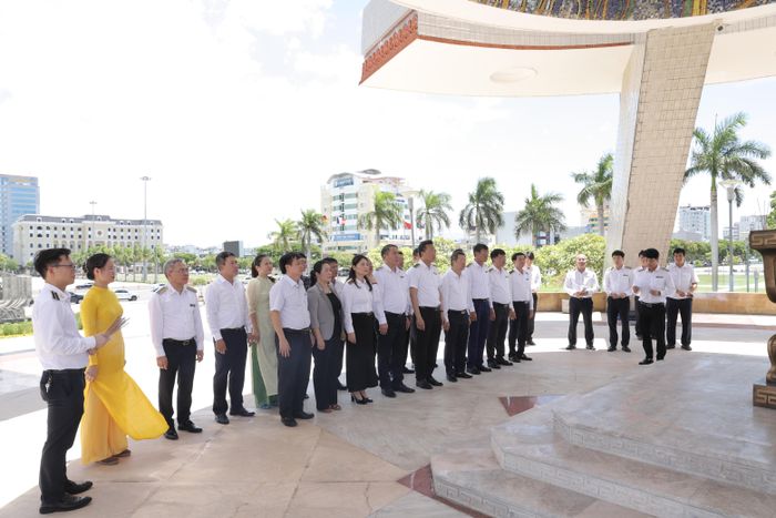 Đoàn công tác thành kính dâng hoa, dâng hương, dành phút mặc niệm tưởng nhớ công lao to lớn của các Anh hùng liệt sĩ.