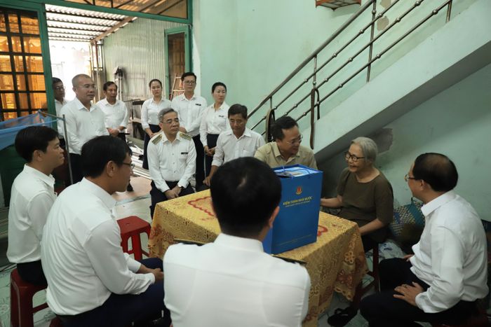 Đoàn công tác đến thăm bà Đỗ Thị Mười (thương binh 4/4, người hoạt động cách mạng bị địch bắt tù đày).