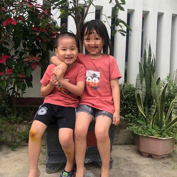 Cháu Nguyễn Văn Hiệp (bên trái). Ảnh: Công an xã Mai Hoa.
