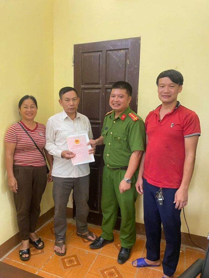 Công an trao trả Giấy chứng nhận quyền sử dụng đất cho ông Đinh Công Hoạt.