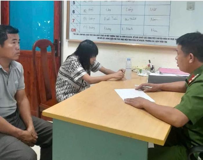 Công an phường phối hợp với nhà xe Phúc An đưa cháu T.M.A về nhà an toàn. Ảnh: CA tỉnh Lai Châu.