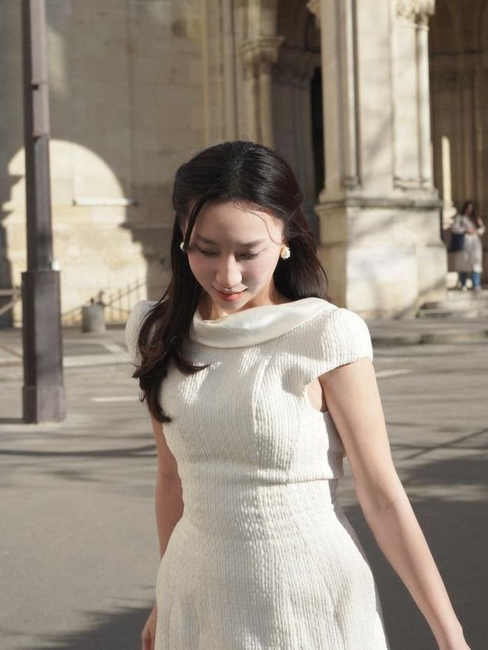 Diện đầm trắng dáng ngắn, Minh Thư Chloe khéo chọn thiết kế hở lưng, vừa tạo điểm nhấn tinh tế vừa tôn lên vẻ gợi cảm nhẹ nhàng.
