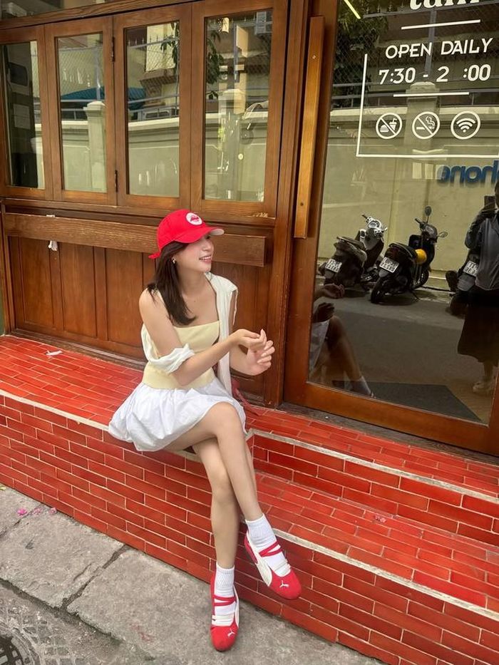 Minh Thư Chloe ghi điểm với cách mix match cực xinh giữa áo hai dây màu vàng và chân váy trắng.