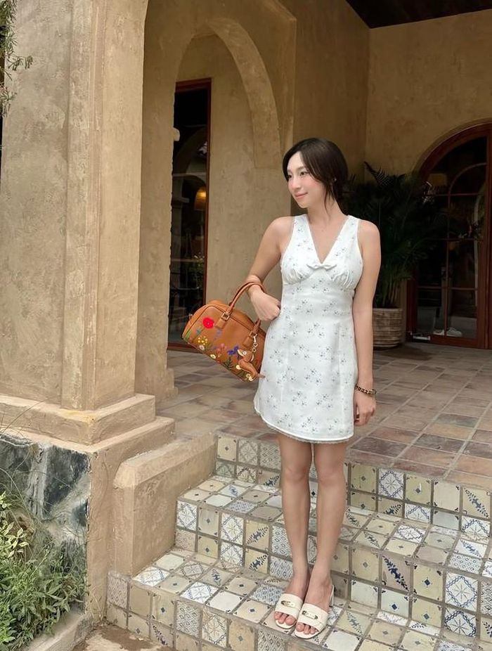 Cô nàng chọn váy hoa nhí dáng cổ V, mix cùng dép cao gót tạo tổng thể vừa thoải mái, vừa đủ chỉn chu để xuống phố.