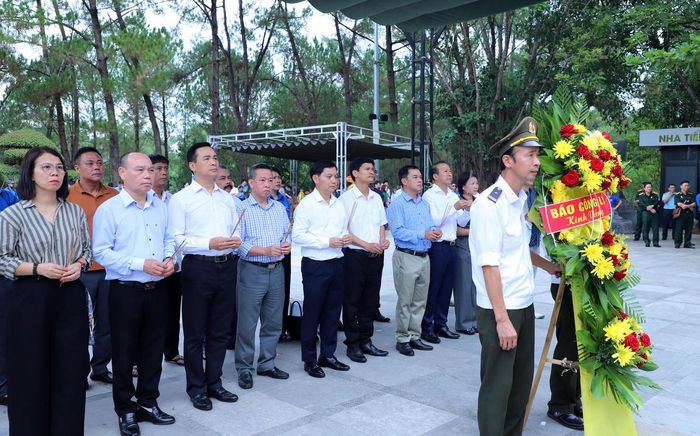 Đoàn dâng hương, dâng hoa tại Nghĩa trang liệt sĩ quốc gia Trường Sơn.