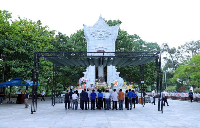 Đoàn công tác Báo Công lý thắp hương tại Nghĩa trang Liệt sĩ Quốc gia Trường Sơn.