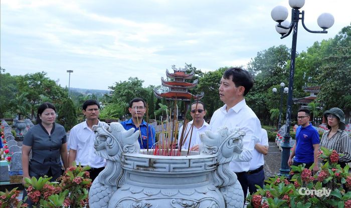 Mỗi làn khói hương bay lên như một lời tri ân gửi đến những người đã hóa thân vào non sông đất nước", đồng chí Trần Đức Vinh chia sẻ với các thành viên trong Đoàn.
