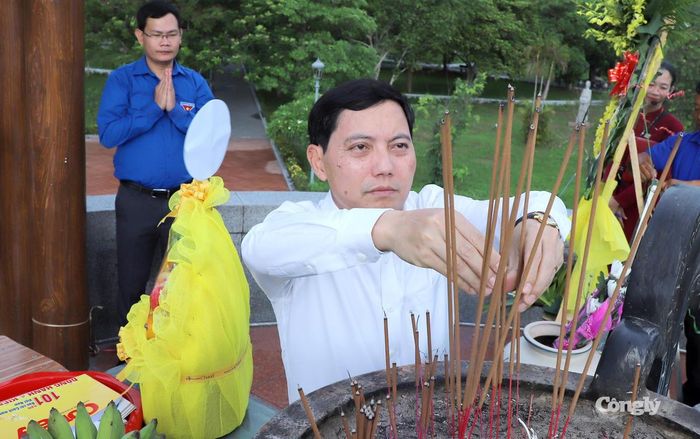 Tổng Biên tập Trần Đức Vinh thành kính dâng hương, tưởng nhớ các Anh hùng liệt sĩ.