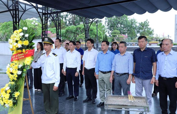 Đoàn Báo Công lý dâng hoa, dâng hương tại Nghĩa trang Liệt sĩ Quốc gia Đường 9.