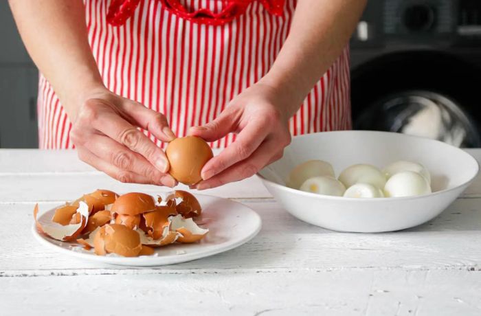 Áp dụng những mẹo luộc trứng thông minh để có những quả róc sạch