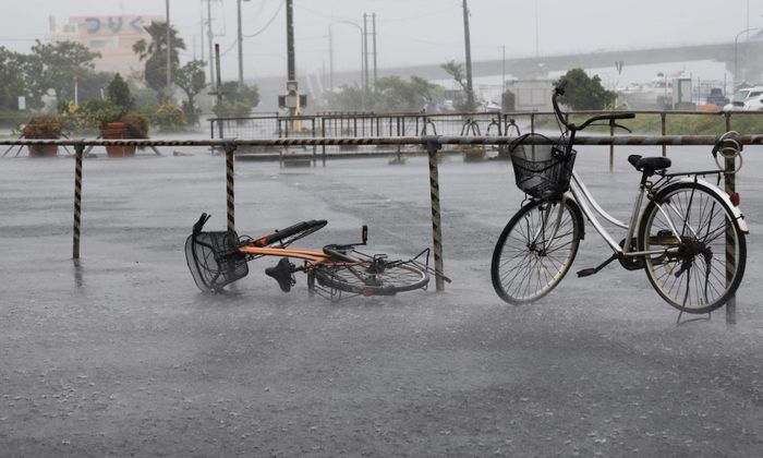 Mưa lớn kèm gió giật do bão Ba Vì gây ra ở Ishigaki, Nhật Bản ngày 11/7/2026 - Ảnh: Reuters