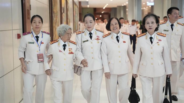 Đoàn đại biểu Công an Thành phố Hồ Chí Minh tham dự Lễ kỷ niệm 80 năm Ngày truyền thống lực lượng An ninh nhân dân, trong đó có sự tham dự của các Mẹ Việt Nam Anh hùng và các Anh hùng Lực lượng vũ trang nhân dân qua các thời kỳ