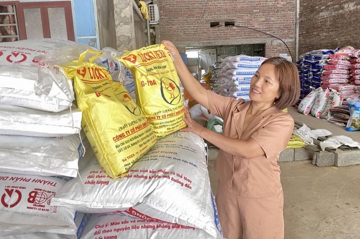 Gia đình ông Bế Văn Thụy, xóm Nà Vạc, xã Trường Hà đầu tư kinh doanh các mặt hàng nông sản, thức ăn chăn nuôi và phân bón, góp phần tăng nguồn thu, nâng cao hiệu quả kinh tế. Ảnh Quốc Sơn
