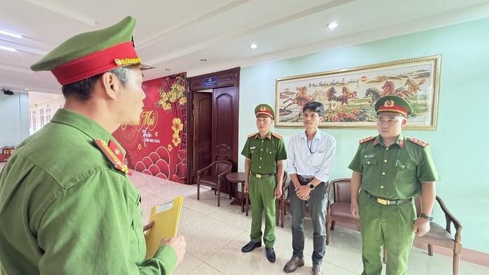 Bị can Trần Đình Hải (Giám đốc Công ty TNHH PVM Việt Mỹ) bị khởi tố, bắt tạm giam để điều tra về hành vi “Sản xuất, buôn bán hàng giả” hơn 250 tấn phân bón.