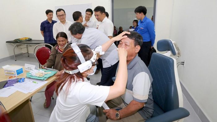Hơn 1.000 người dân được khám lâm sàng toàn diện, đánh giá nguy cơ bệnh tật, khám chuyên khoa